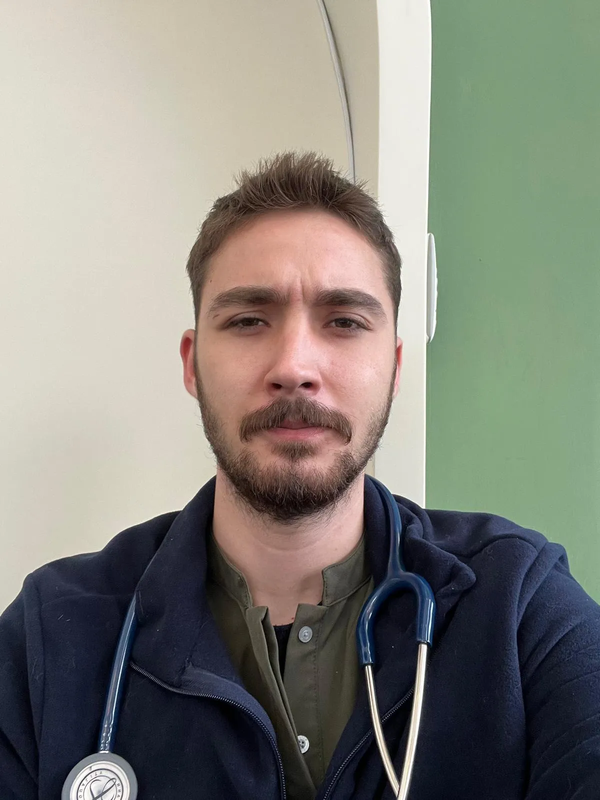 Veteriner Hekim Furkan Akbulut, stetoskobuyla klinikte
